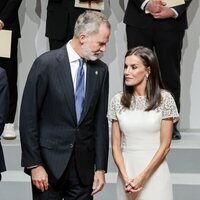 Los Reyes Felipe y Letizia hablando en los Premios Nacionales de la Cultura 2022 y 2023