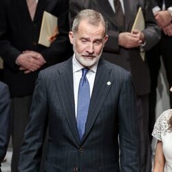 La Reina Letizia mira al Rey Felipe en los Premios Nacionales de la Cultura 2022 y 2023