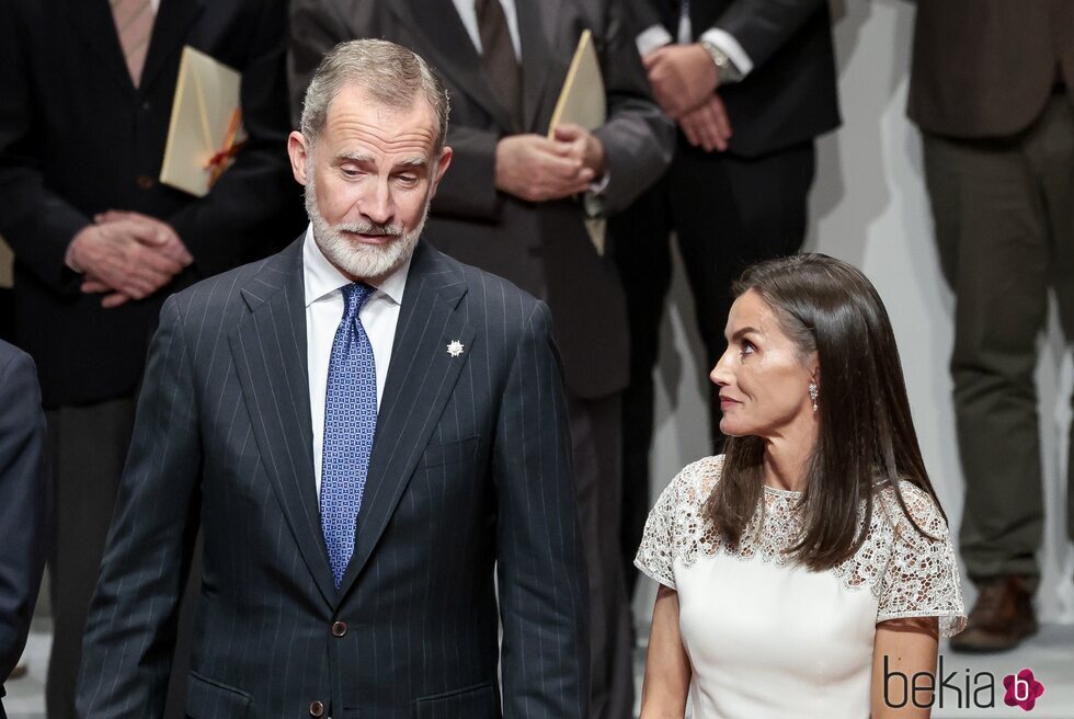 La Reina Letizia mira al Rey Felipe en los Premios Nacionales de la Cultura 2022 y 2023