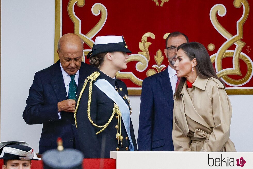 La Reina Letizia y la Princesa Leonor hablando durante el desfile del Día de la Hispanidad 2024