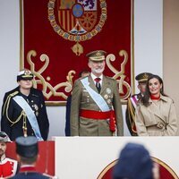 Los Reyes Felipe y Letizia y la Princesa Leonor, sonrientes en el desfile por el Día de la Hispanidad 2024