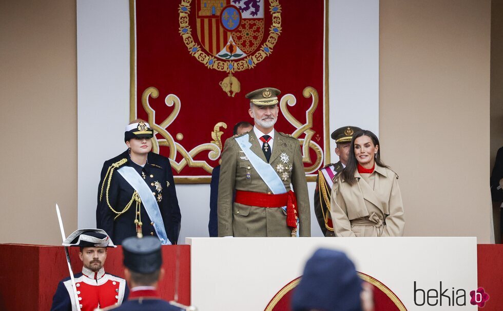 Los Reyes Felipe y Letizia y la Princesa Leonor, sonrientes en el desfile por el Día de la Hispanidad 2024