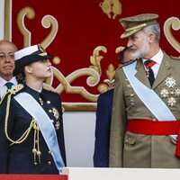 El Rey Felipe hablando con la Princesa Leonor en el desfile por el Día de la Hispanidad 2024