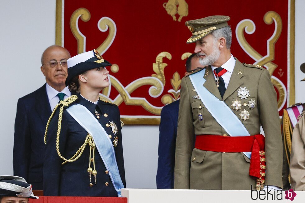 El Rey Felipe hablando con la Princesa Leonor en el desfile por el Día de la Hispanidad 2024