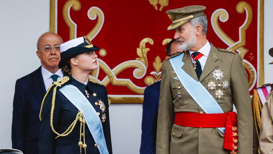 El Rey Felipe hablando con la Princesa Leonor en el desfile por el Día de la Hispanidad 2024