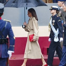 La Reina Letizia con el paraguas y la Princesa Leonor en el Día de la Hispanidad 2024