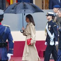 La Reina Letizia con el paraguas y la Princesa Leonor en el Día de la Hispanidad 2024