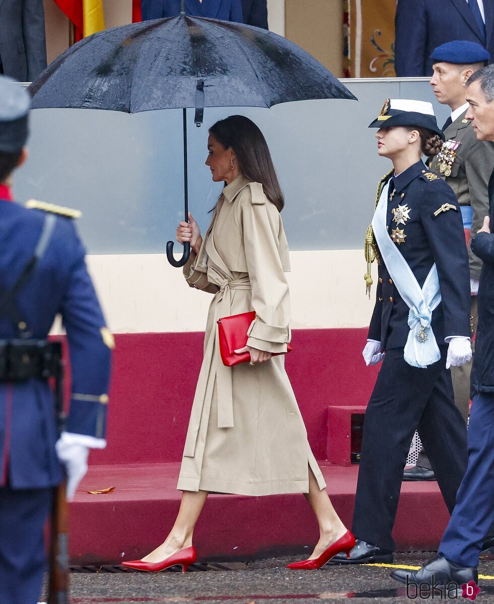 La Reina Letizia con el paraguas y la Princesa Leonor en el Día de la Hispanidad 2024