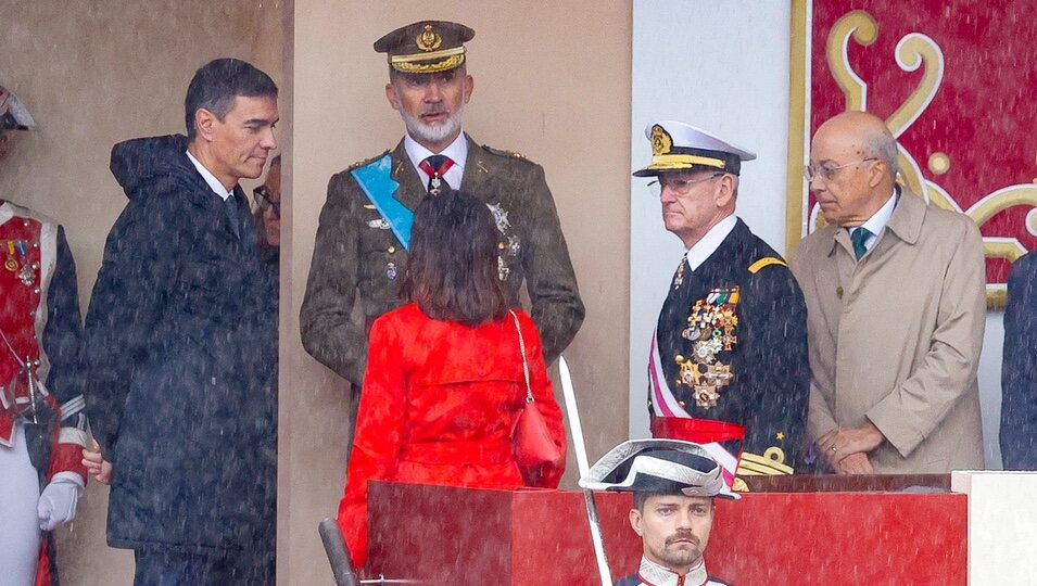 El Rey Felipe junto a Pedro Sánchez y Margarita Robles en pleno momento de lluvia en el Día de la Hispanidad 2024