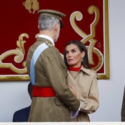 La Reina Letizia hablando con el Rey Felipe en el Día de la Hispanidad 2024