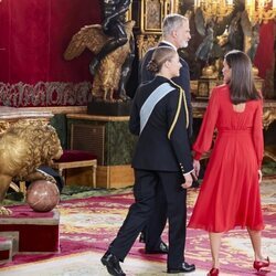 Los Reyes Felipe y Letizia y la Princesa Leonor charlando en la recepción oficial por el Día de la Hispanidad 2024