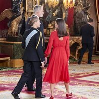 Los Reyes Felipe y Letizia y la Princesa Leonor charlando en la recepción oficial por el Día de la Hispanidad 2024