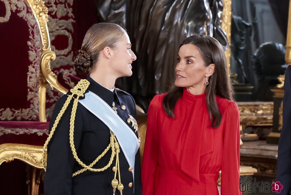 La Princesa Leonor y la Reina Letizia conversan en la recepción oficial por el Día de la Hispanidad 2024