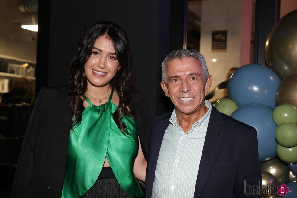 Gabriela Guillén con El Turronero en la inauguración de su centro de estética