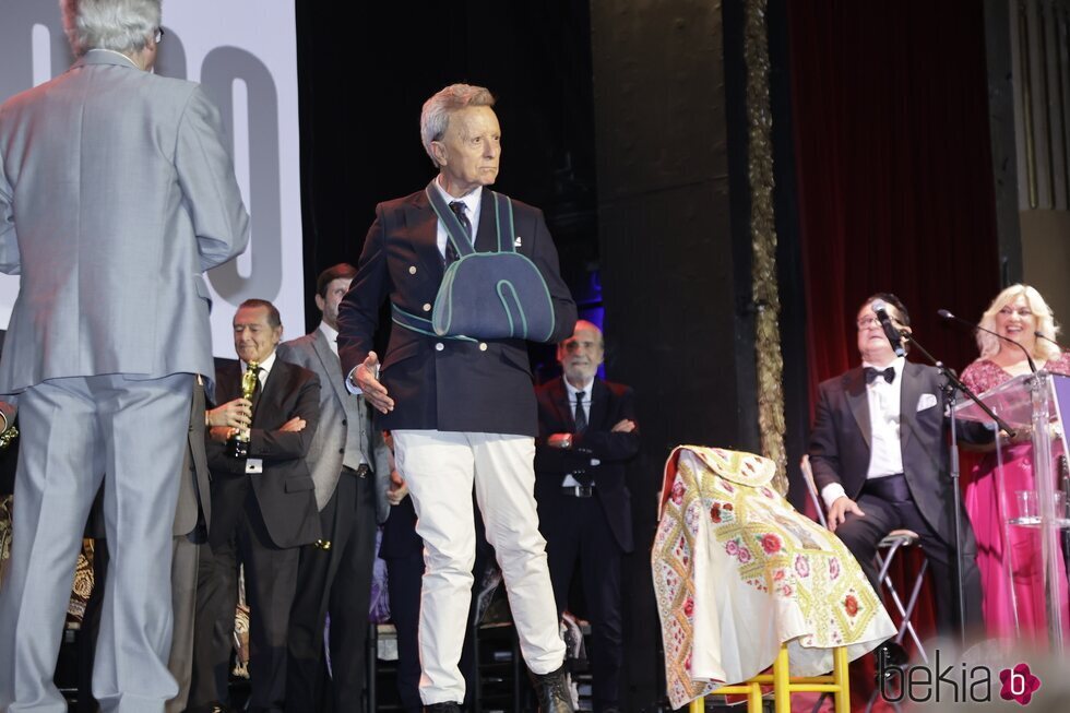 José Ortega Cano subido al escenario durante un evento taurino tras su caída