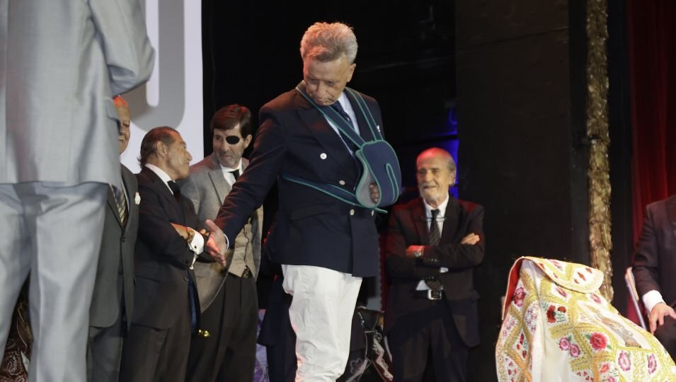 José Ortega Cano haciendo un pase de torero en un evento taurino