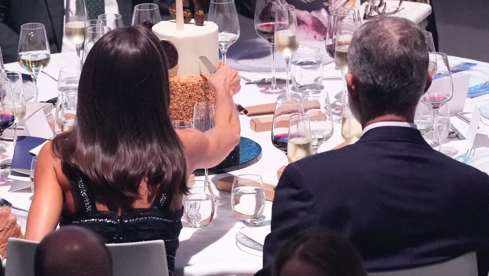 Los Reyes Felipe y Letizia con la tarta en la mesa en los Premios Planeta 2024