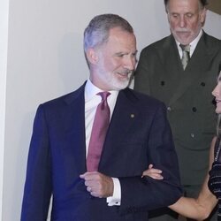 Los Reyes Felipe y Letizia cogidos del brazo en los Premios Planeta 2024