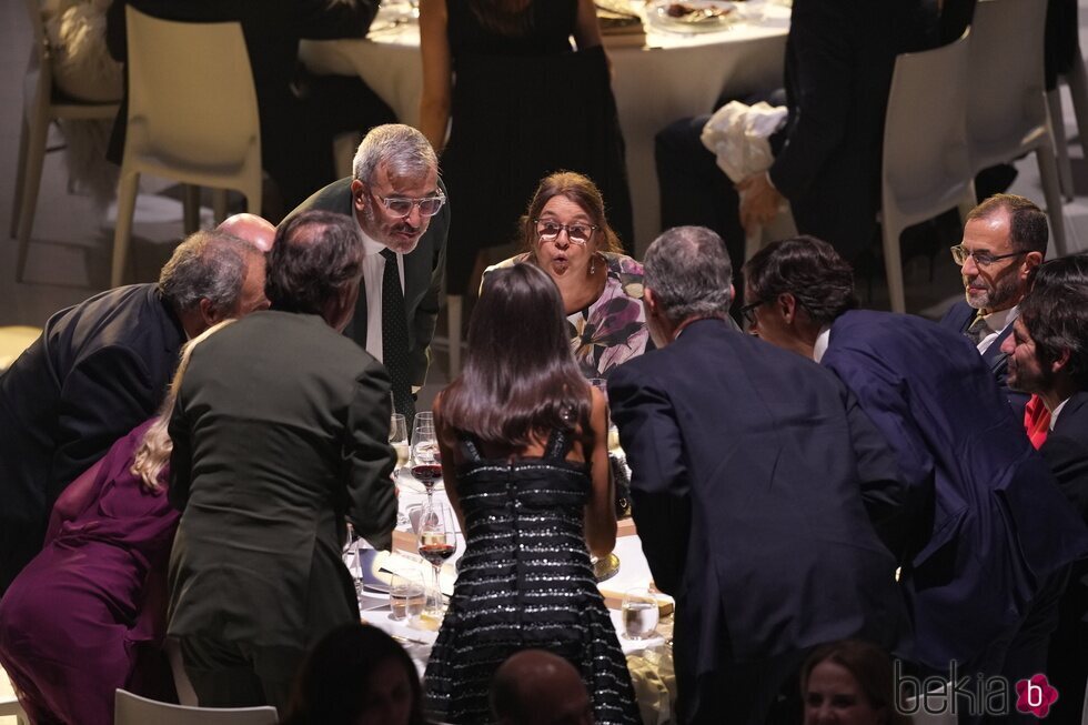 Los Reyes Felipe y Letizia soplando la vela de la tarta por el 75 aniversario del Grupo Planeta en la entrega del Premio Planeta 2024