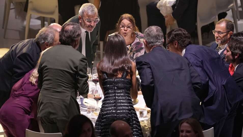 Los Reyes Felipe y Letizia soplando la vela de la tarta por el 75 aniversario del Grupo Planeta en la entrega del Premio Planeta 2024