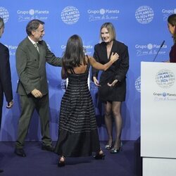 La Reina Letizia felicita a Beatriz Serrano como finalista del Premio Planeta 2024