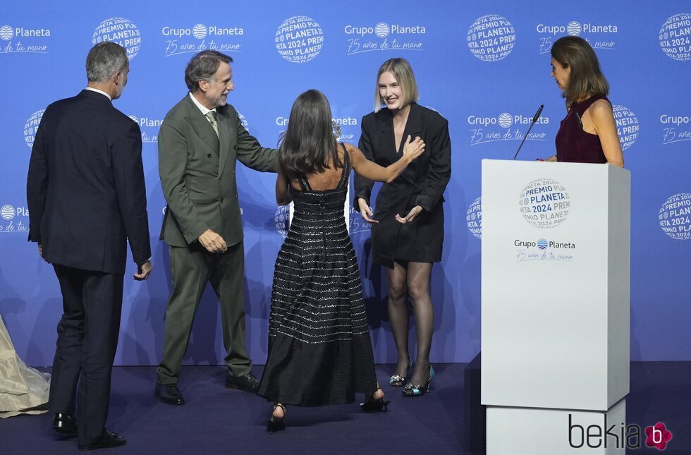 La Reina Letizia felicita a Beatriz Serrano como finalista del Premio Planeta 2024