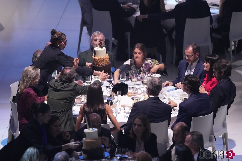 La falsa tarta colocada en la mesa de los Reyes Felipe y Letizia en el Premio Planeta 2024