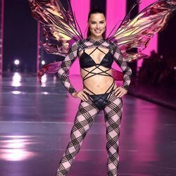 Adriana Lima durante el Victoria's Secret Fashion Show 2024