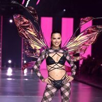 Adriana Lima durante el Victoria's Secret Fashion Show 2024