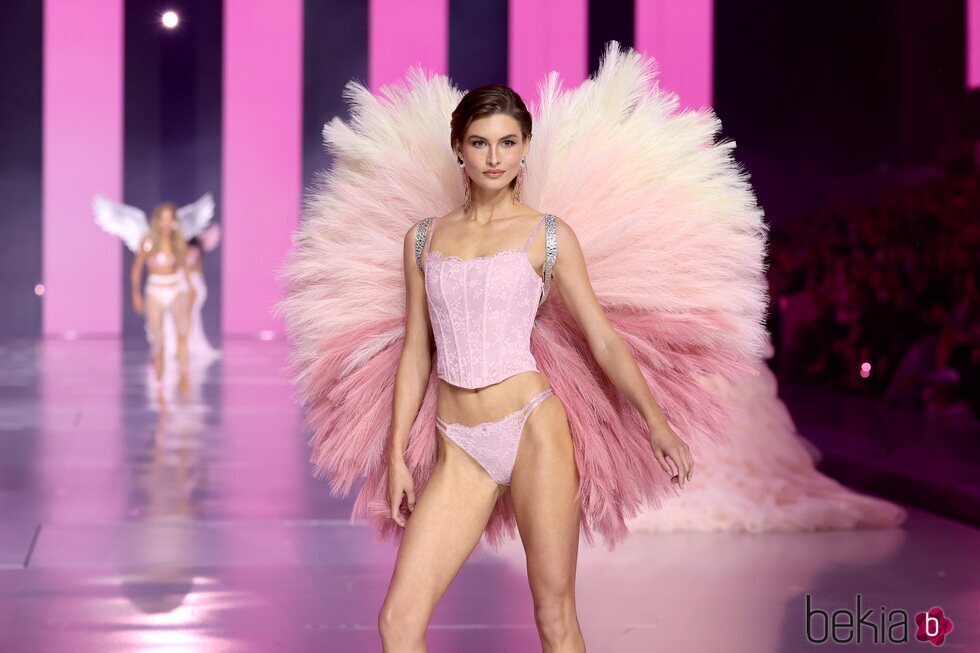 Grace Elizabeth durante el Victoria's Secret Fashion Show 2024