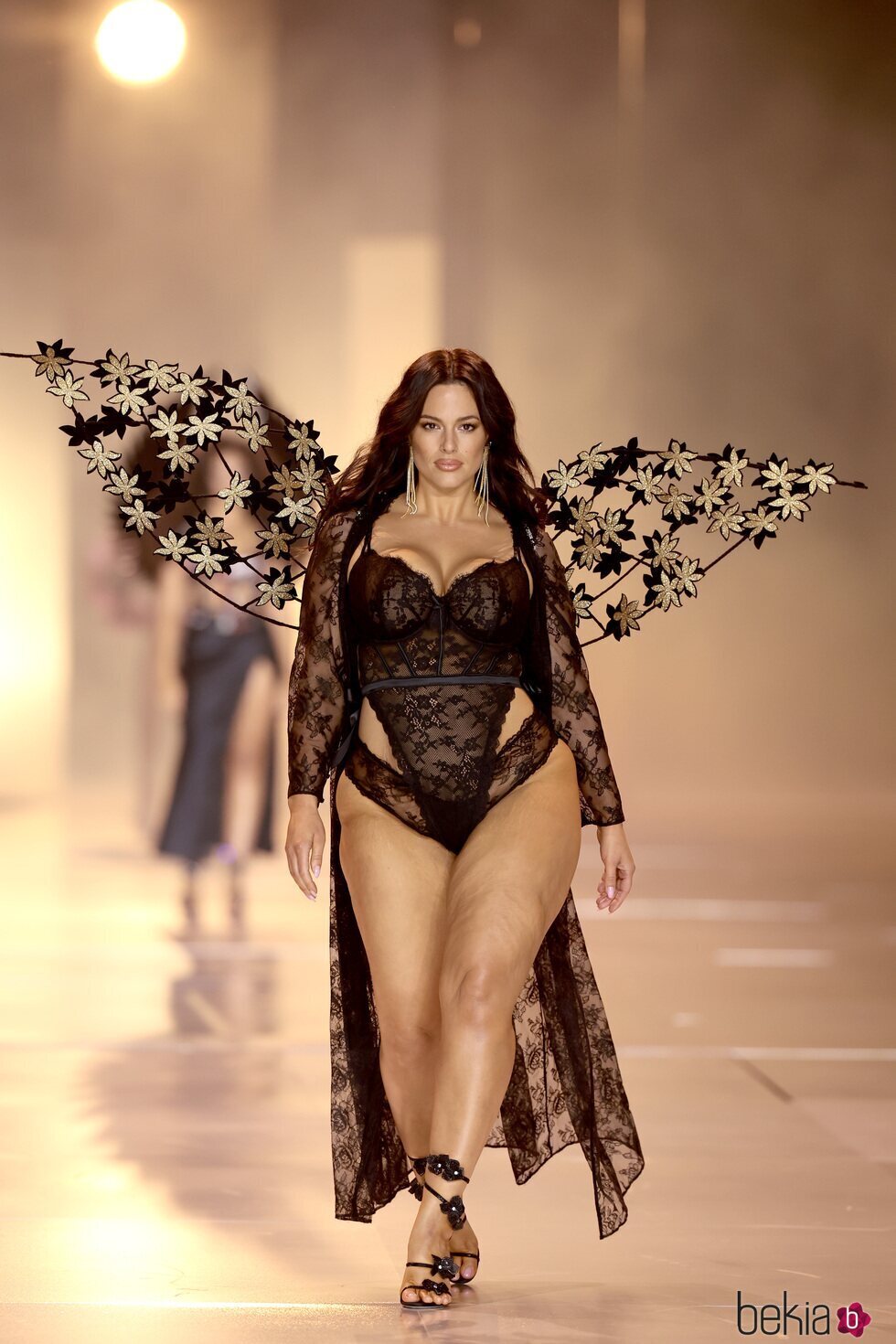 Ashley Graham durante el Victoria's Secret Fashion Show 2024