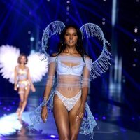 Jasmine Tookes durante el Victoria's Secret Fashion Show 2024