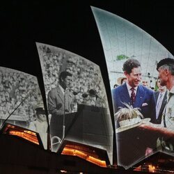 La Ópera de Sídney luce fotografías de los Reyes Carlos III y Camilla en su llegada a Australia