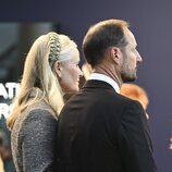 Haakon y Mette-Marit de Noruega, muy cariñosos en el 25 aniversario de las embajadas nórdicas en Berlín