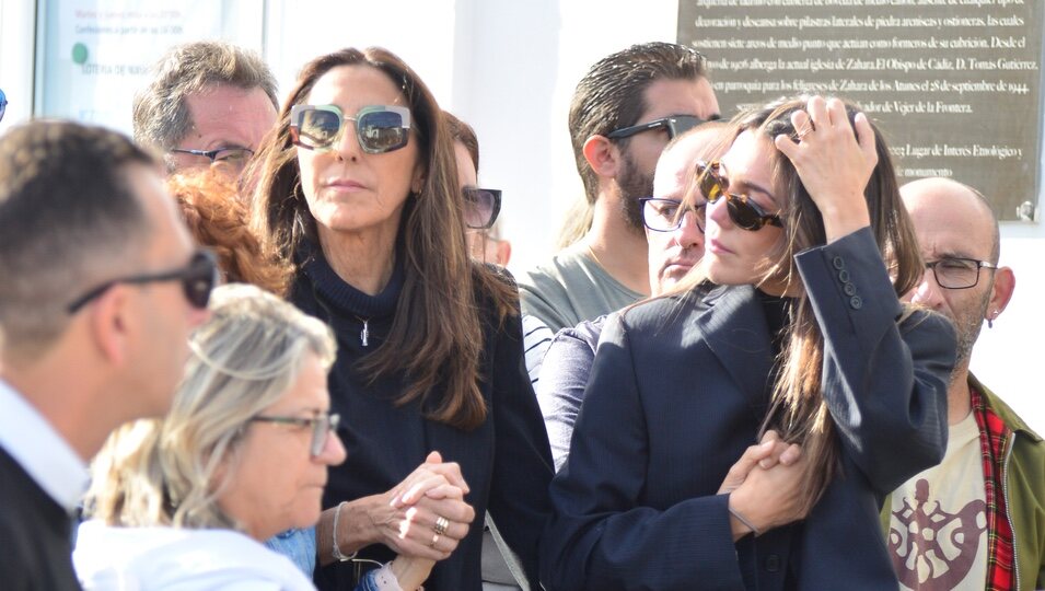 Paz Padilla y Anna Ferrer Padilla en el funeral de Luis Padilla