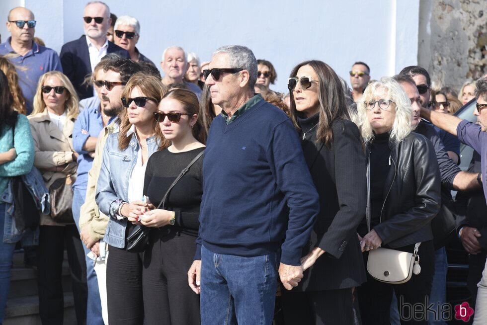 Paz Padilla cogida de la mano de un hermano el funeral de Luis Padilla