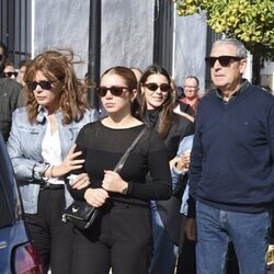 Paz Padilla, Anna Ferrer y demás familia en el funeral de Luis Padilla