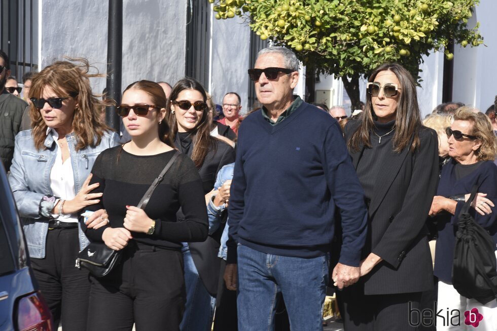 Paz Padilla, Anna Ferrer y demás familia en el funeral de Luis Padilla