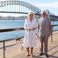 Los Reyes Carlos y Camilla ante el Harbour Bridge de Sydney en su primera visita a Australia como Reyes