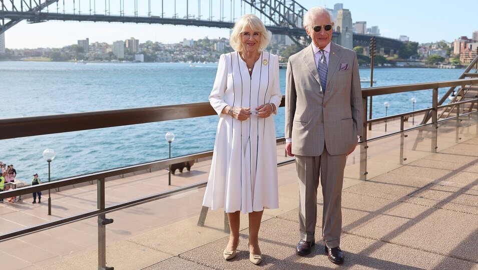 Los Reyes Carlos y Camilla ante el Harbour Bridge de Sydney en su primera visita a Australia como Reyes