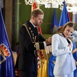 La Princesa Leonor, con problemas con la medalla de Oviedo por su pelo en el acto en el que fue nombrada Alcaldesa Honoraria de Oviedo