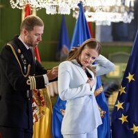 La Princesa Leonor, con problemas con la medalla de Oviedo por su pelo en el acto en el que fue nombrada Alcaldesa Honoraria de Oviedo