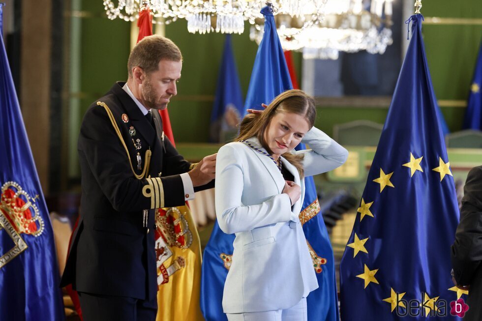 La Princesa Leonor, con problemas con la medalla de Oviedo por su pelo en el acto en el que fue nombrada Alcaldesa Honoraria de Oviedo