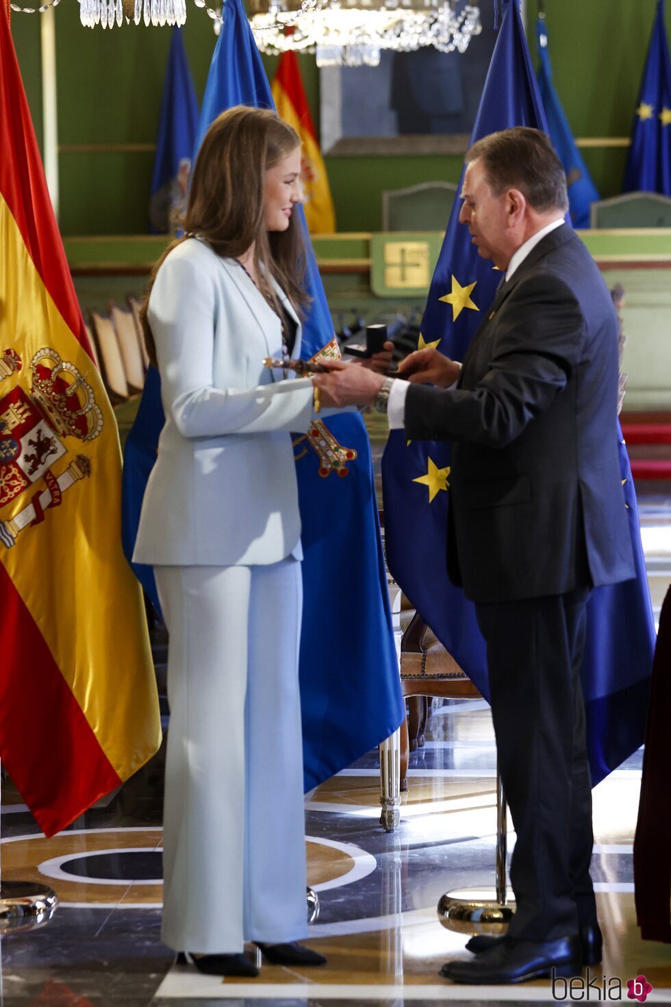 El Alcalde de Oviedo entrega a la Princesa Leonor el Bastón de Mando de Oviedo