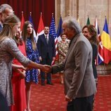 Joan Manuel Serrat saluda a la Princesa Leonor en la audiencia previa a los Premios Princesa de Asturias 2024