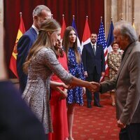 Joan Manuel Serrat saluda a la Princesa Leonor en la audiencia previa a los Premios Princesa de Asturias 2024