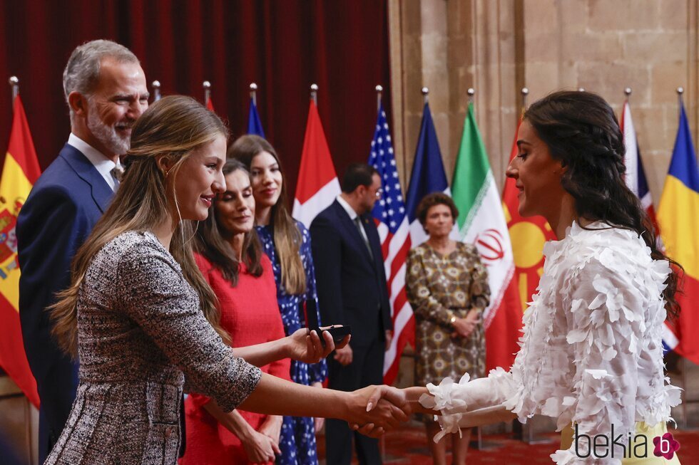 La Princesa Leonor dando la mano a Carolina Marín en la audiencia previa a los Princesa de Asturias 2024