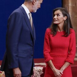 El Rey Felipe y la Reina Letizia se miran en la audiencia previa a los Premios Princesa de Asturias 2024