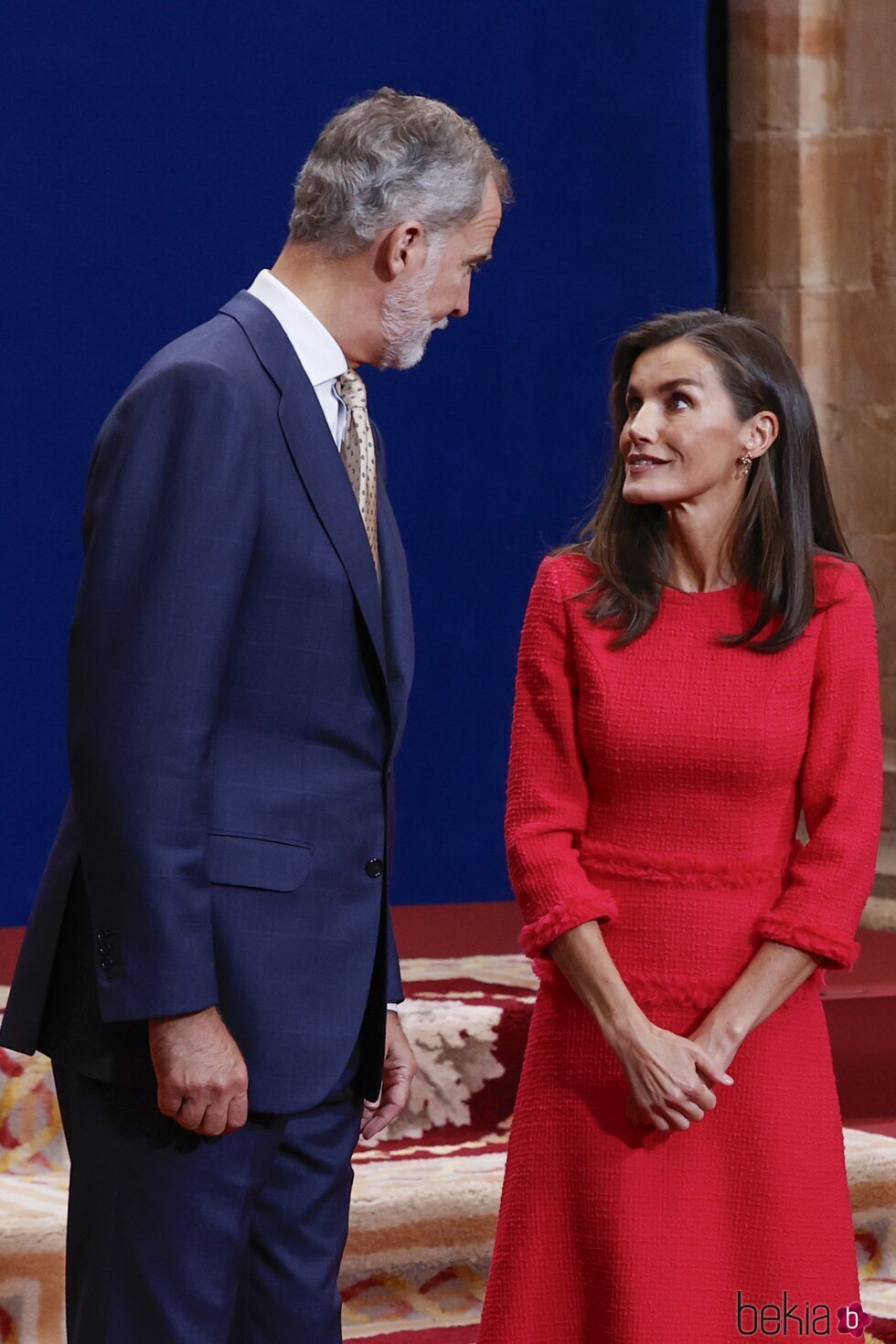 El Rey Felipe y la Reina Letizia se miran en la audiencia previa a los Premios Princesa de Asturias 2024