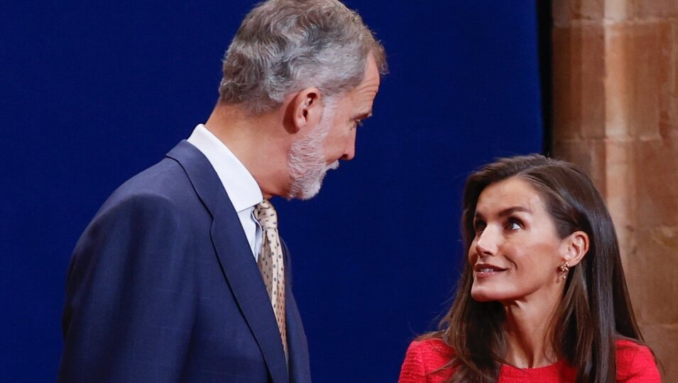 El Rey Felipe y la Reina Letizia se miran en la audiencia previa a los Premios Princesa de Asturias 2024